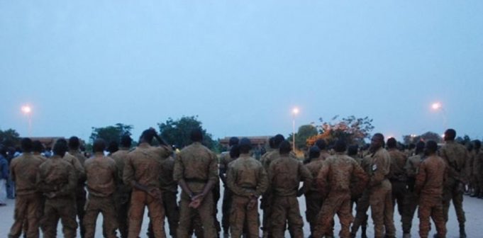 Burkina: tirs nourris dans des camps militaires, le président du Faso «pas arrêté» (à suivre)