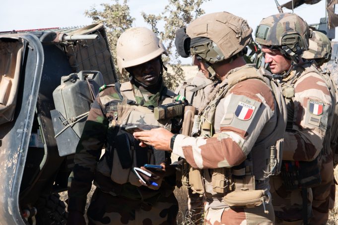 Niger: les militaires français comme des…coqs en cage!