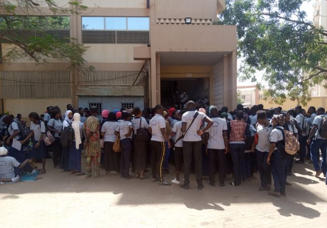 Foule d'étudiants manifestant au ministère de la Santé