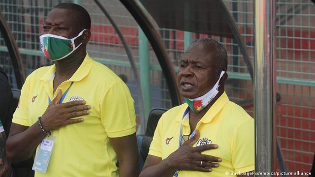 Le-selectionneur-burkinabe-Kamou-Malo-a-droite-avec-son-adjoint-Firmin-Sanou
