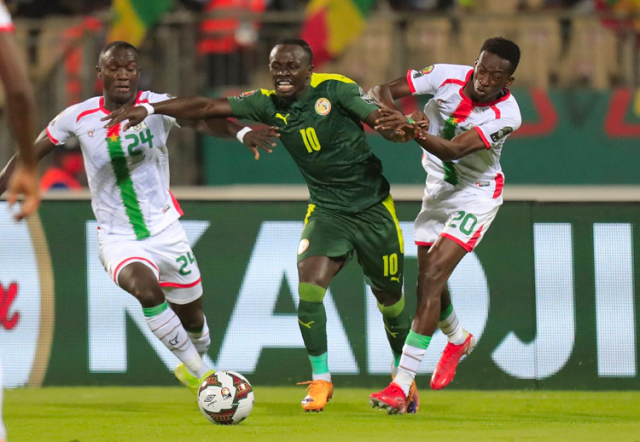 Prise à deux de Sadio Mané (Burkina 1-3 Sénégal)