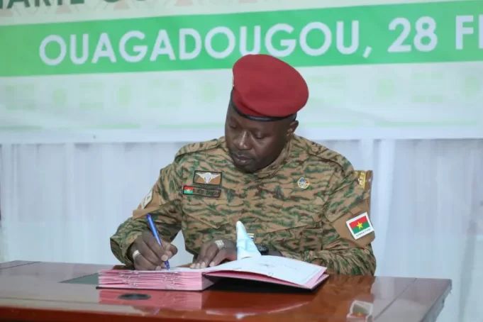 Burkina: adoption de la charte constitutionnelle de la transition
