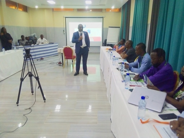 Dr Daouda Diallo dialoguant avec les séminaristes