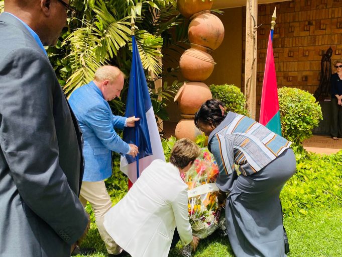 Terrorisme: l’ambassade de France au Burkina rend hommage aux victimes