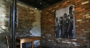 Afrique du Sud: une des données du mandat d’arrêt de Mandela vendue à plus de 130.000 dollars