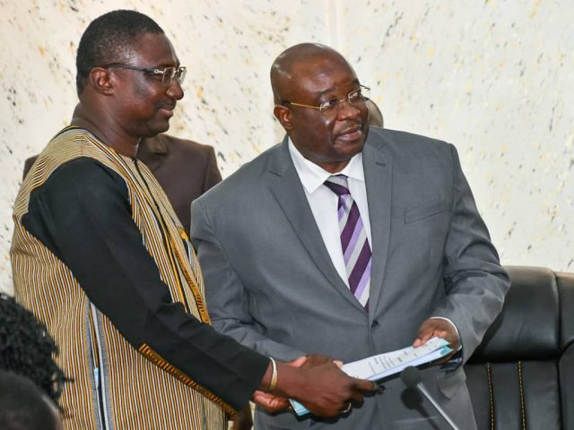 Le Premier ministre (à droite) lors de sa prise de fonctions