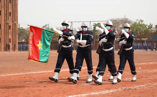 Une troupe de la BNSP portant le drapeau