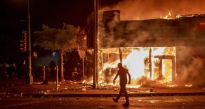 Burkina: des établissements de services publics incendiés par des hommes armés à l’Est