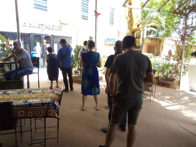 Des votants en rang, patientant pour attendre leur tour pour voter