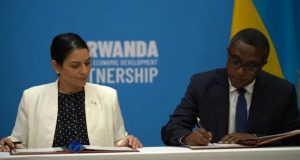 Immigration: le Rwanda signe un accord avec Londres pour accueillir ses migrants