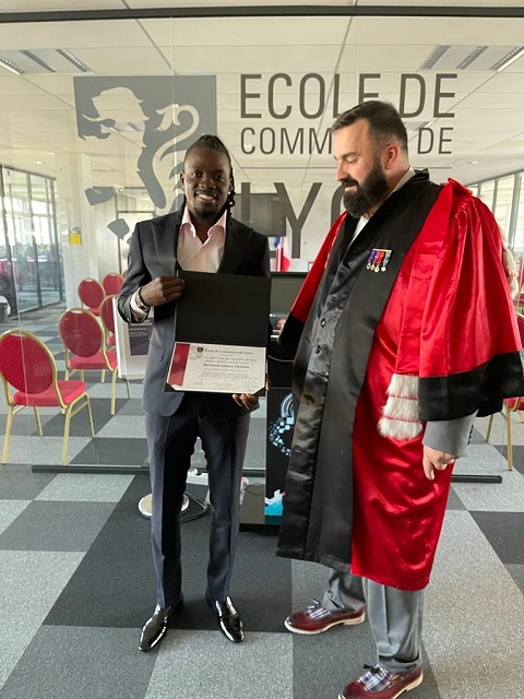 Le capitaine des Etalons (à gauche) recevant son diplôme