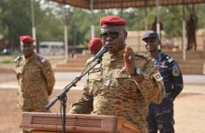 Lutte contre le terrorisme: le Président du Faso prêche l’engagement et l’unité dans la garnison de Bobo