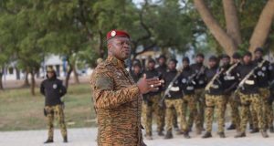 Lutte contre le terrorisme: le président Damiba aux côtés de la troupe à Mangodara
