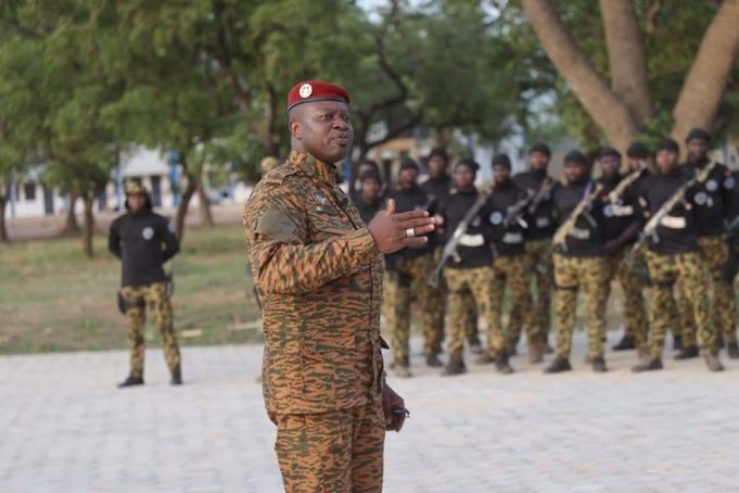 Lutte contre le terrorisme: le président Damiba aux côtés de la troupe à Mangodara