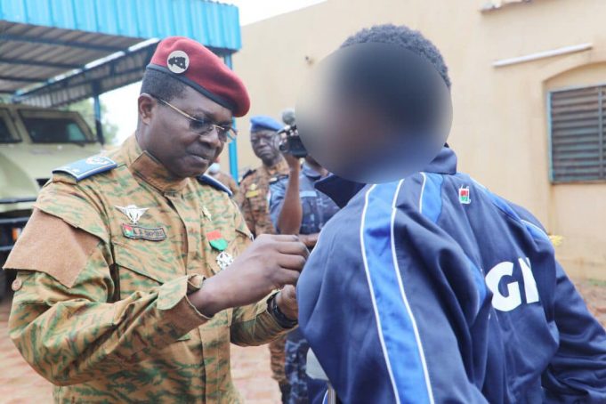Lutte anti-terrorisme: 15 gendarmes burkinabè décorés pour «leur bravoure»