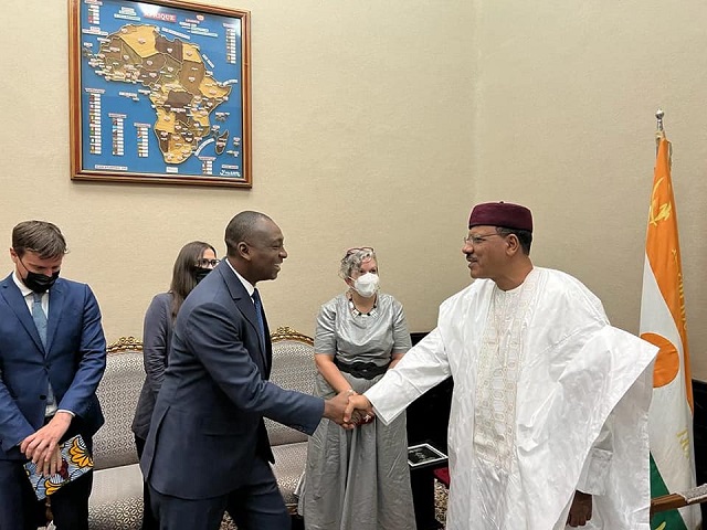 Dr Bachir Ismaël Ouédraogo (à gauche) présentant ses civilités au président Mohamed Bazoum du Niger