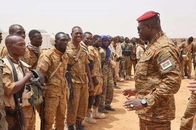 Le Chef suprême des armées burkinabè et des héros de Bourzanga