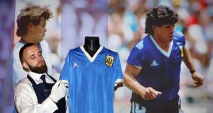 Football: un maillot de Diego Maradona vendu aux enchères à près de 9,3 millions de dollars