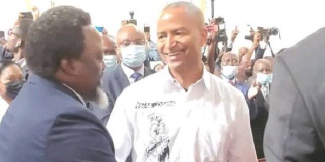 L'ex-président de la RDC, Joseph Kabila et l'opposant Moïse Katumbi en blanc, se serrant la main