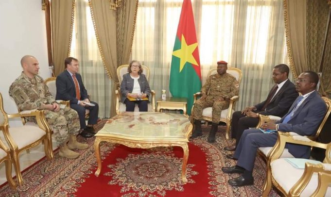 Coopération Burkina-Etats-Unis: échange entre le Président Damiba et l’Ambassadeur Sandra Clark