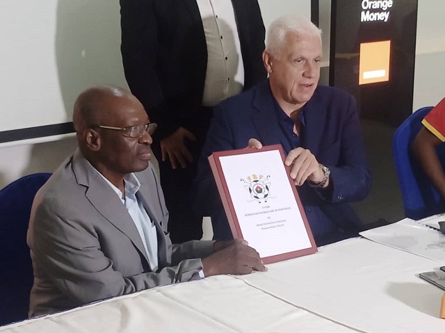 Signature officielle de contrat entre Hubert Velud (à droite) et le 2e vice-président de la FBF