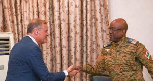 Burkina: l’ambassadeur de l’UE et le ministre de la Sécurité échangent sur des projets