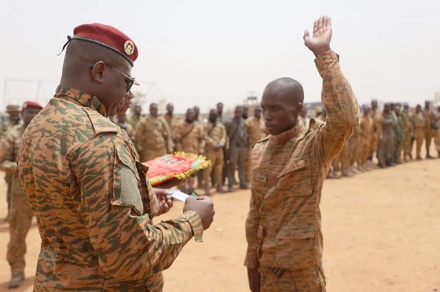 Un des soldats victorieux des terroristes décorés de la Croix du Combattant par le président du Faso, Paul- Henri Sandaogo Damiba Ph. présidence du Faso