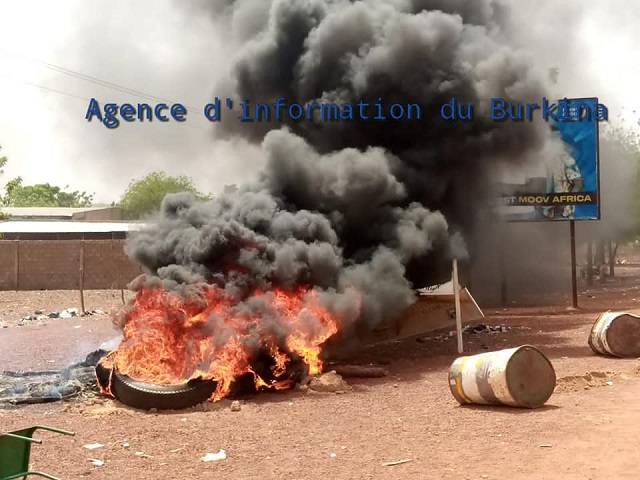 Une vue des barrières brûlées par les commerçants manifestants (AIB)