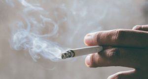 «Près de 5 000 milliards de cigarettes» consommées par an contribuent «à plus de 8 millions de décès» (Rapport)