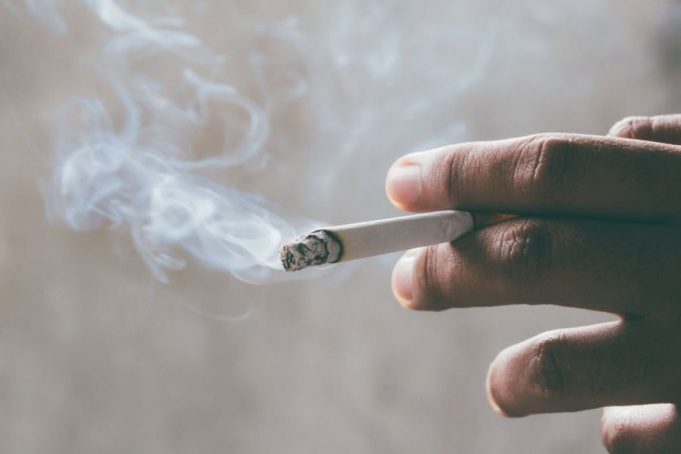 «Près de 5 000 milliards de cigarettes» consommées par an contribuent «à plus de 8 millions de décès» (Rapport)