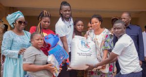 Journées caritatives de la Fondation Bertrand Traoré: l’étape de Ouaga validée avec un don de 50 tonnes de riz local, des Kits Scolaires,…