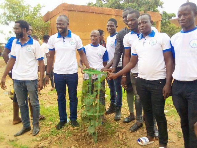 Des membres du MOJED immortalisant la plantation d'un arbre