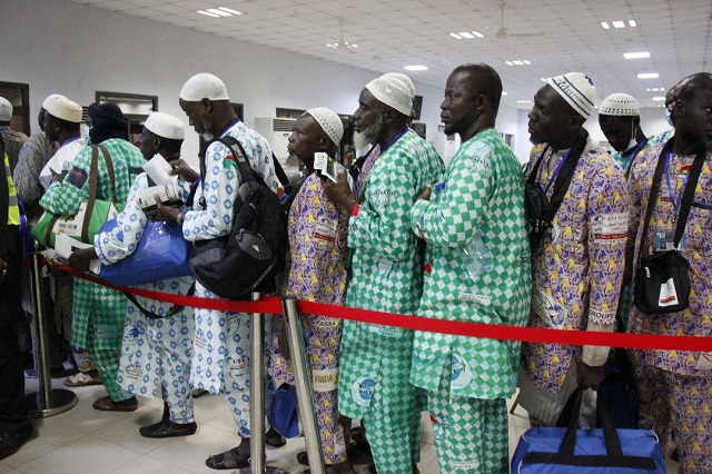 Des pèlerins burkinabè en file indienne pour un vol à la Mecque à l'aeroport de Ouagadougou