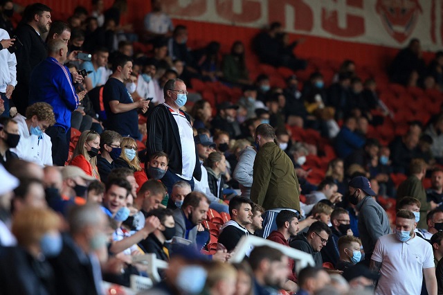 Des supporters au stade lors d'un match de football
