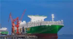 Chine: la construction du plus grand porte-conteneurs du monde achevée à Shanghai