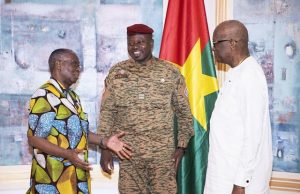 Burkina/Situation nationale: le Président Damiba échange avec les anciens Chefs d’Etat Kaboré et Ouédraogo