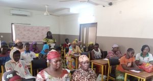 Ouagadougou: des cours d’alphabétisation pour une vingtaine de commerçantes-