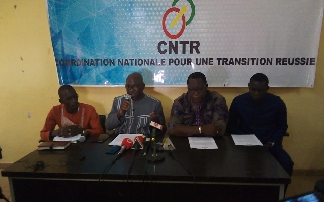 Les membres du présidium de la CNTR. Pascal Zaida micron en main