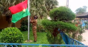 Montée des couleurs: les travailleurs de la LONAB montrent leur patriotisme