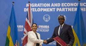 Vol de migrants du Royaume-Uni au Rwanda: le premier avion reste cloué au sol