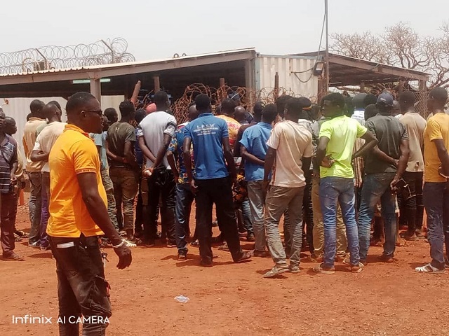 Une vue des manifestants ayant interrompu les activités de la mine de Bissa Gold (Image AIB)