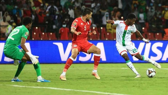 Dango Ouattara face aux défenseurs tunisiens à la CAN 2021 au Cameroun