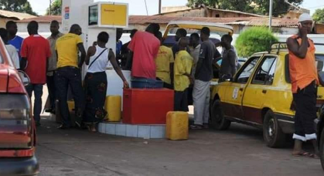 Image d'archive de Guinéens se procurant du carburant à Conakry