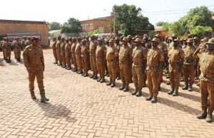 Burkina: 273 militaires retraités rappelés pour renforcer les forces combattantes