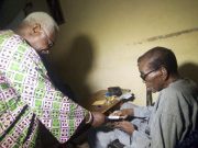 Ouagadougou: des hauts cadres à la retraite rendent hommage à leur instituteur de 95 ans