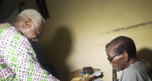 Ouagadougou: des hauts cadres à la retraite rendent hommage à leur instituteur de 95 ans