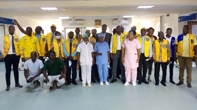 Photo de famille avec le personnel de santé du centre