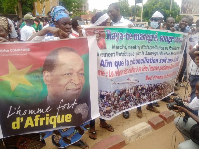 Arrivée de Blaise Compaoré au Burkina : ambiance à l’aéroport de Ouagadougou