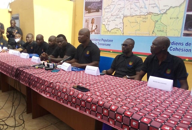 Une vue des réprsentants des 13 régions. Mamadou Drabo (micros), président du Collectif