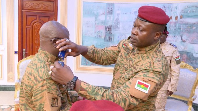 Burkina/Armée nationale : le Général de Brigade Vinta Somé reçoit ses épaulettes